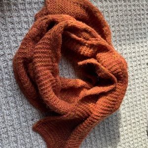 UNIVERSAL THREAD SCARF